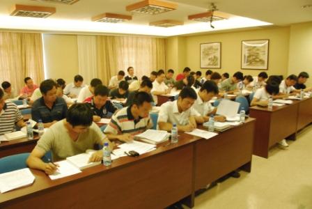学员认真考试